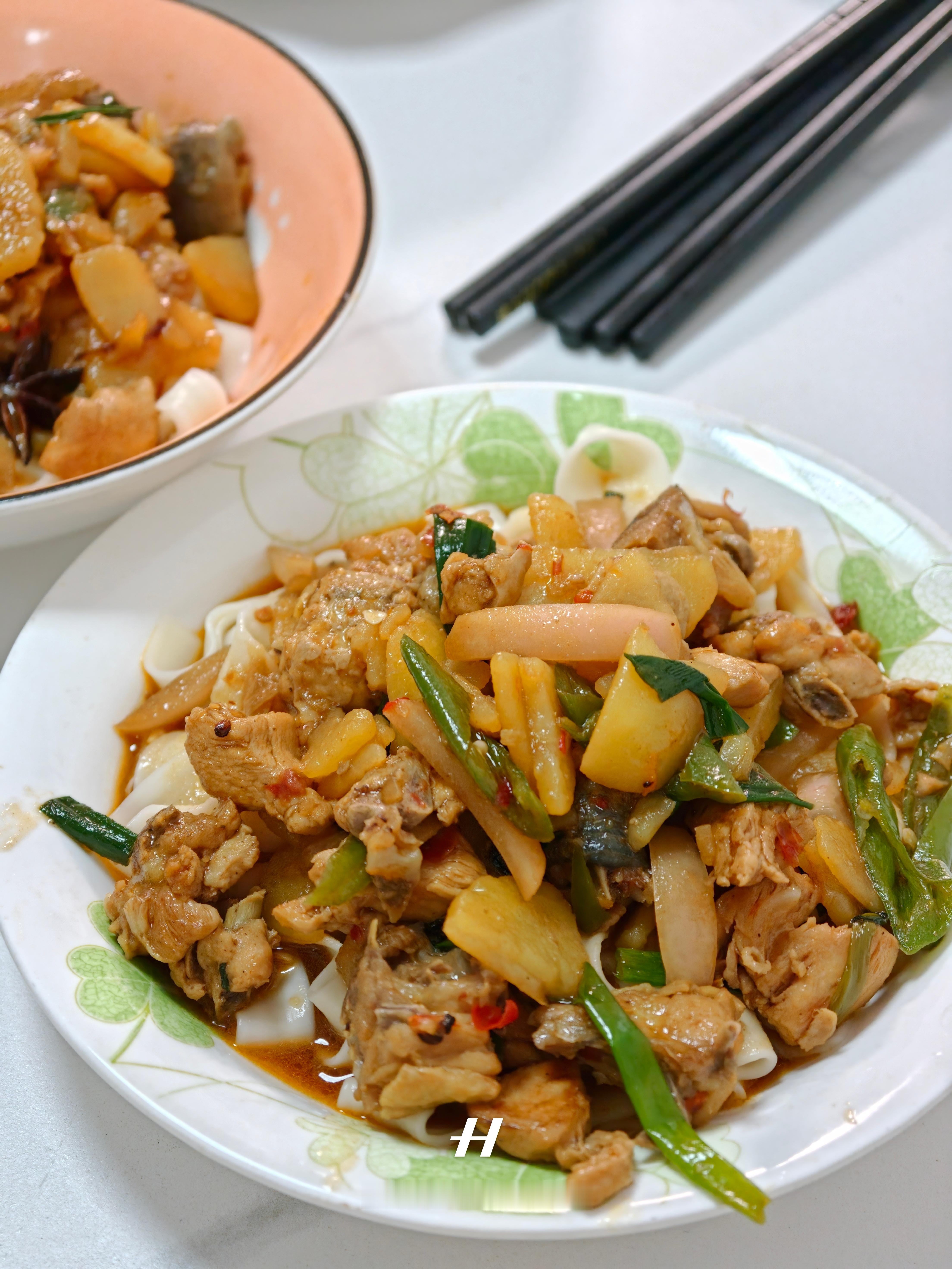 开饭了，家人们！今晚来个自制大盘鸡拌面，真香啊！😍让我看看你们都吃的啥？评论区