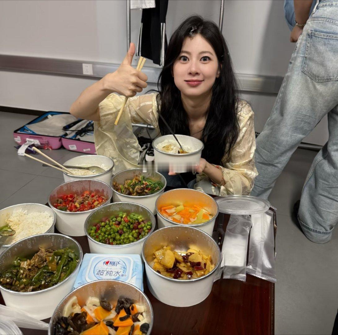 女明星居然一下子吃这么多菜，娱乐圈都是不胖体质吗？
