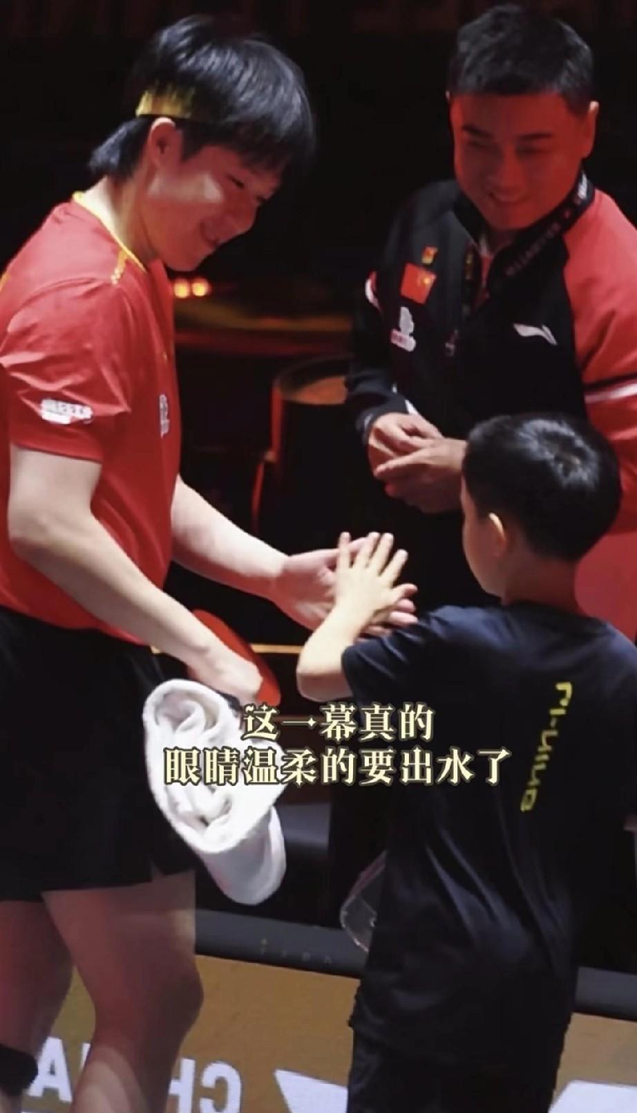 被王楚钦的这个眼神戳到了，这温柔程度丝毫不逊于王皓，看得出他是发自内心的。