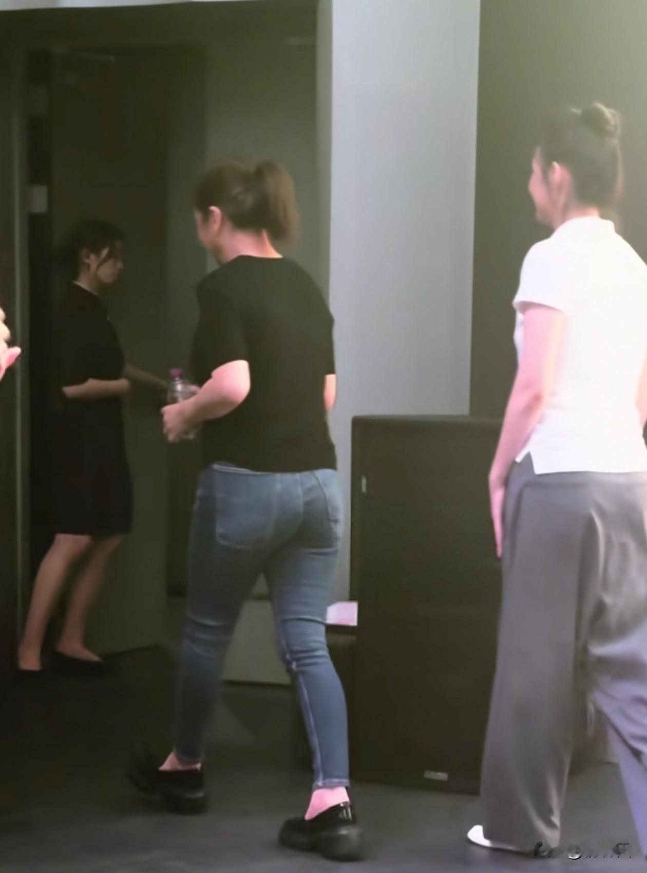 江珊作为知名演员，紧身牛仔裤是她造型中的常见单品，尤其擅长通过搭配展现干练与知性