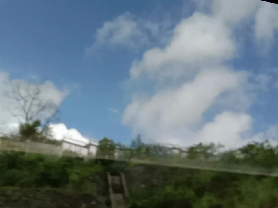 五十二岁，属牛，跟着儿子出来旅游。今天去贵州，坐动车从昆明到贵州，到贵州后准