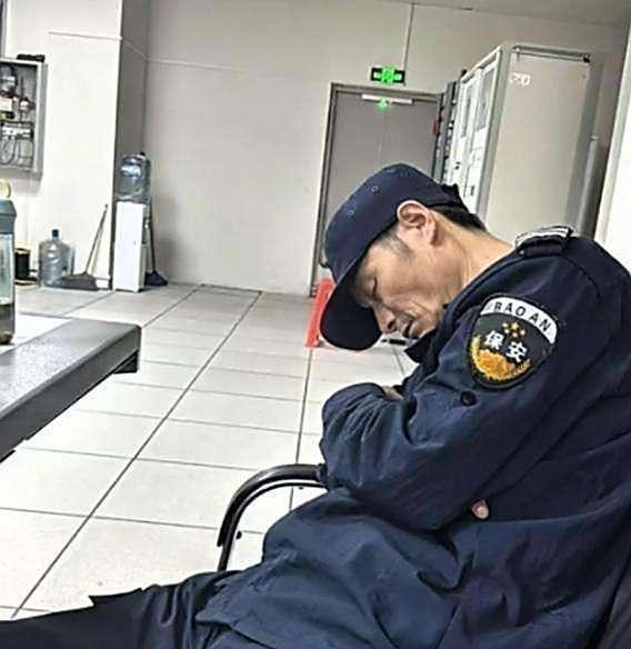 毫无人性！正常生理需求都不放过！2024年，广东清远，60岁成大爷当保安三年，每