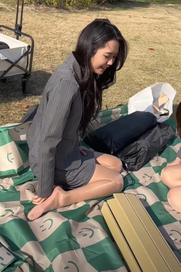 公司团建时的小姐姐，条纹职业装搭配光泽亮丽的马油袜，沉稳气质又不失一些野性小心机