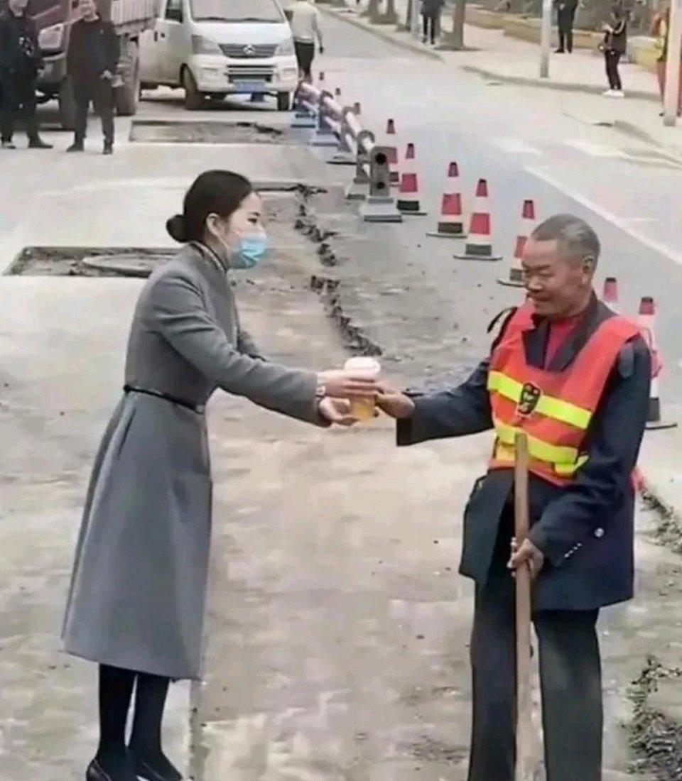 被第一张图感动，被第二张图恶心到了