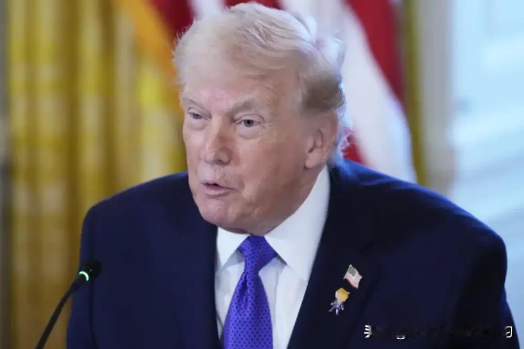 记者真敢问啊！当着特朗普的面问“你会不会下令抓普京？”现场视频里，特朗普深吸一