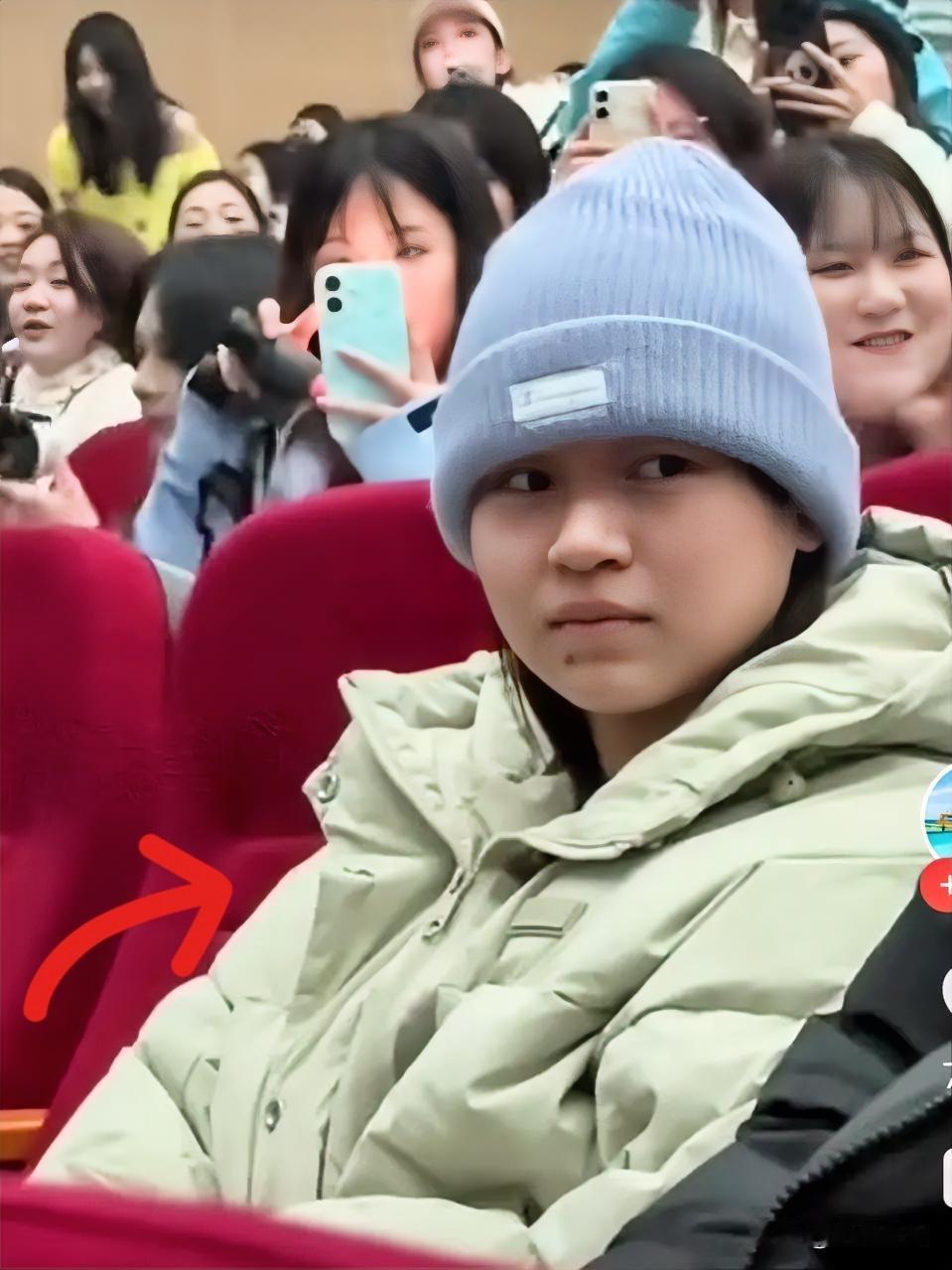 这张可爱的脸，走到哪都特别吸睛。那娱乐圈那些个争奇斗艳的戏码，在全红婵这儿真是