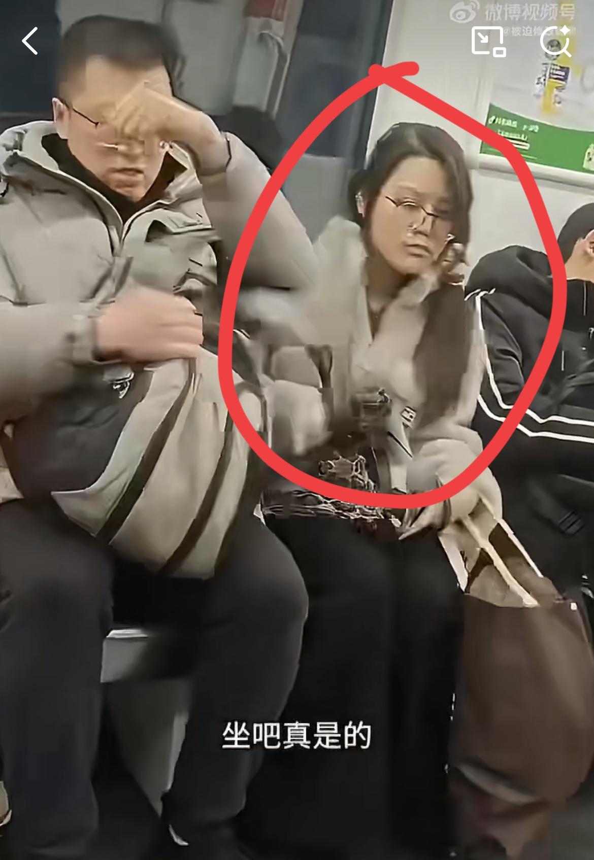 小仙女地铁一屁股坐三个位置，男子看不惯叫让开，小仙女大声质问男子礼貌吗？说你要坐