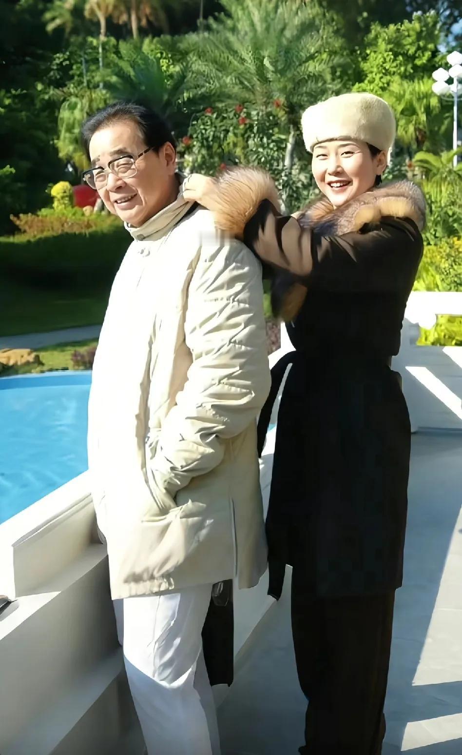 李小琳与父亲的合影，俩人脸上都洋溢着温暖的笑容，记录着这个家庭最美好的时光。‌女