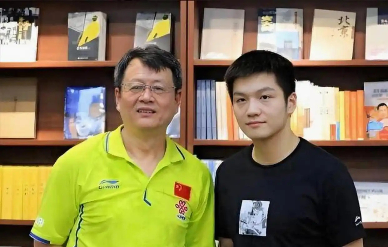 【       退休后的吴指导从未真正离开樊振东身边，那份亦师亦父的牵...