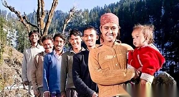 她嫁的不是一个人，是一整个兄弟会。五个。大哥稳重，二哥粗心，三哥闷葫芦，四哥