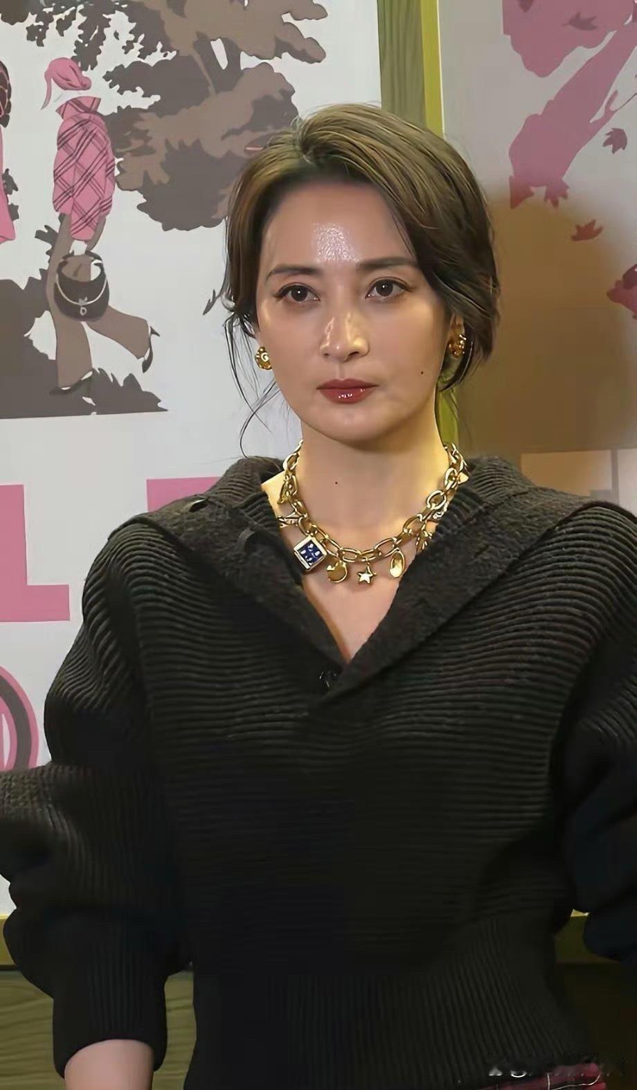 蒋勤勤50岁状态封神！不愧是“纯元”本元，气质与美貌依旧在线，果然法拉利老了还是