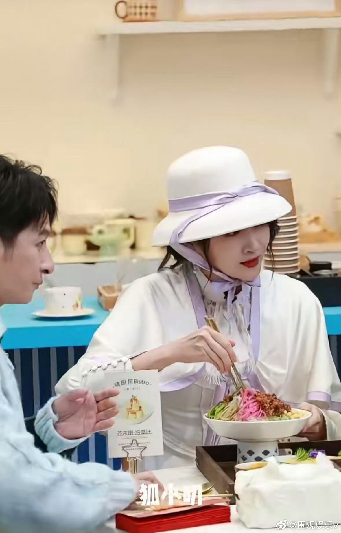 关晓彤搅半天一口没吃美丽瘦女人的职业素养，格格状态确实越来越好了​​​