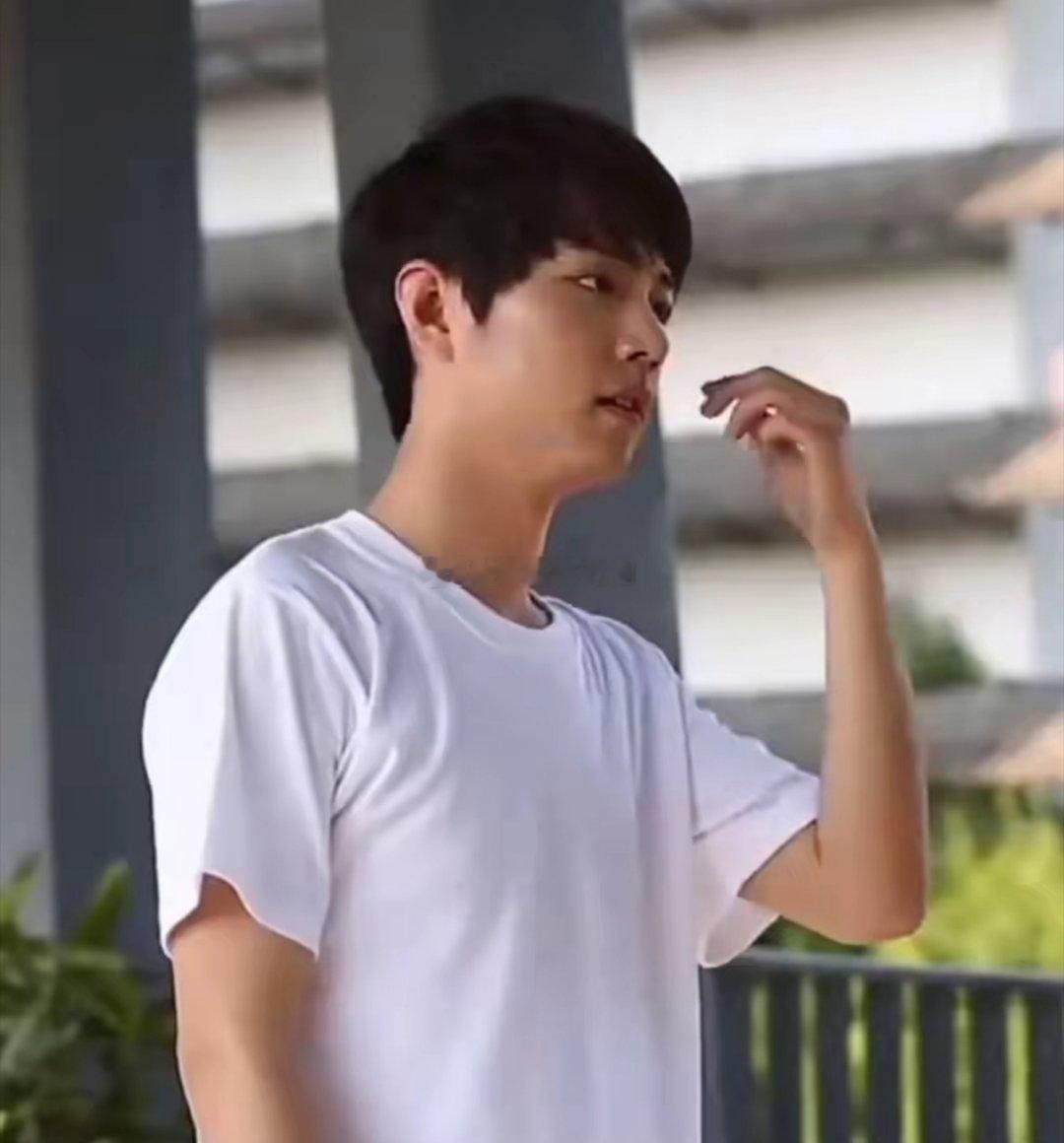 肖战只是胖过，但真是没有丑过！10年前的发型放他脸上也是很酷炫​​​