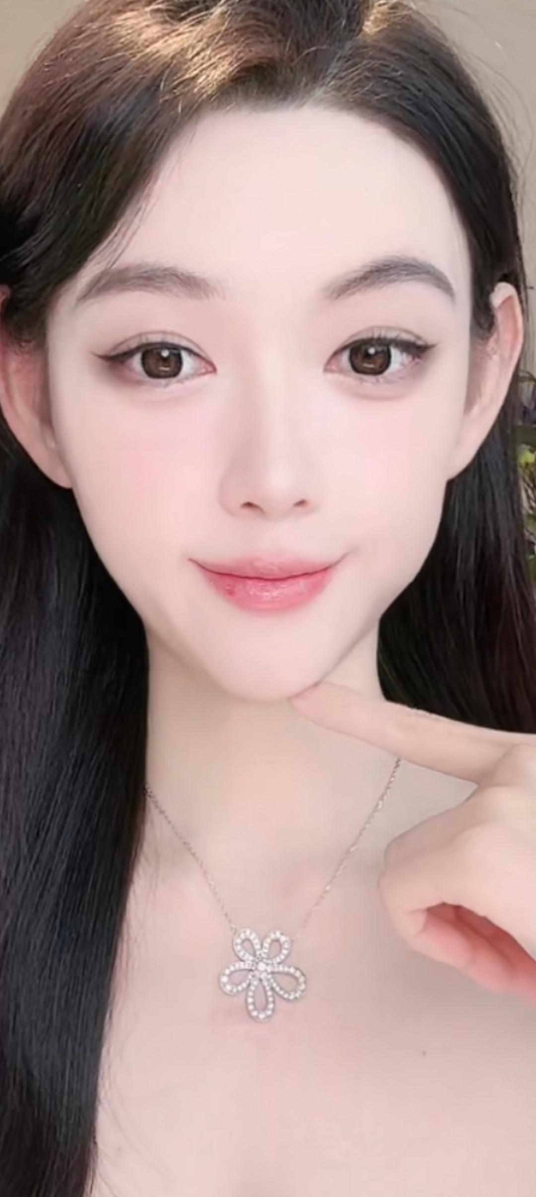 这位小姐姐戴了一条漂亮的花形项链。