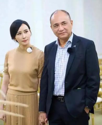 当年，富豪朱兆祥向胡静求婚，胡静说：你大我12岁，咱们不合适，朱兆祥掏出一张卡，