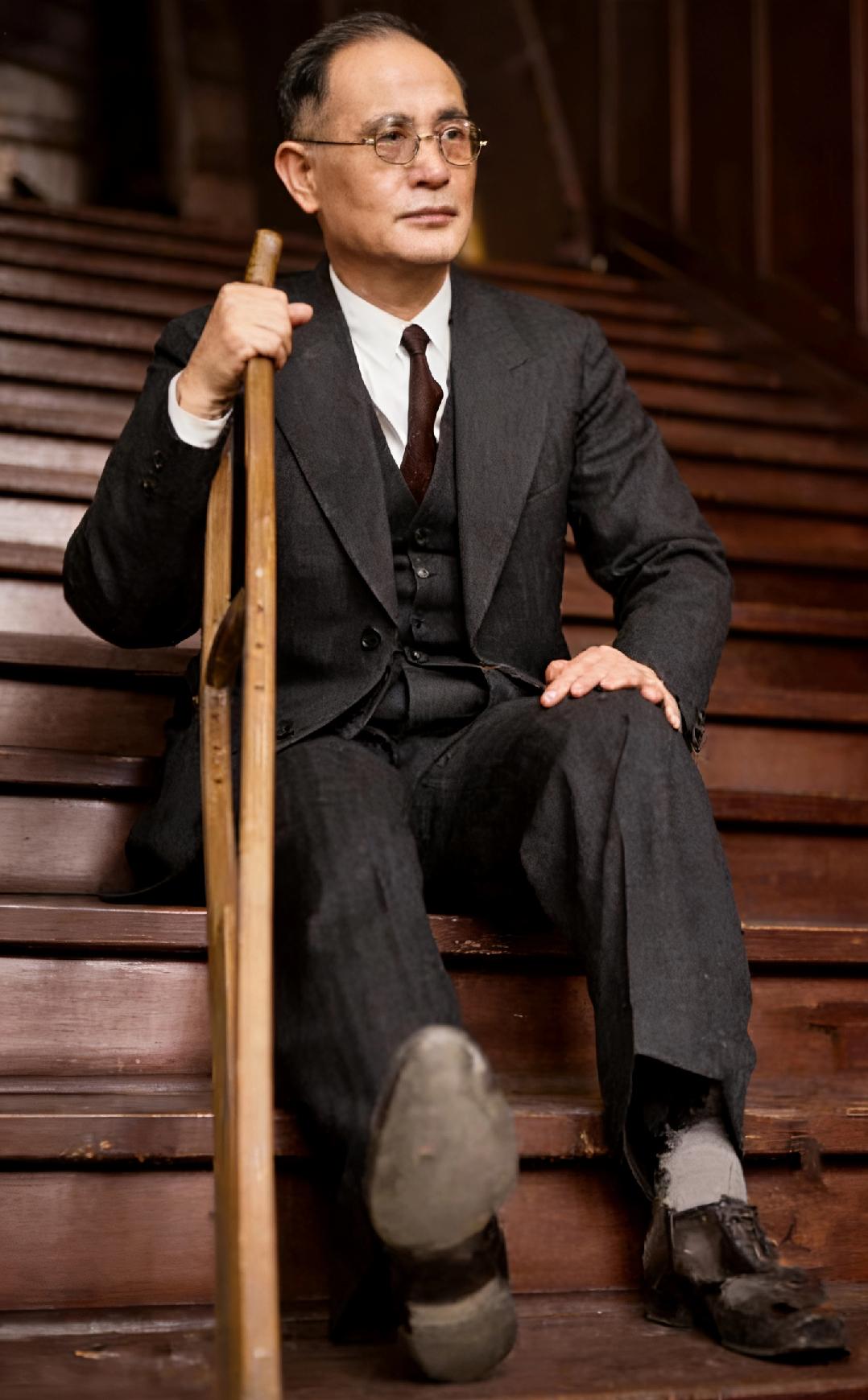 1931年，日本侵略者重光葵被炸成重伤后，一张罕见的留影，照片中的他坐在楼梯上，