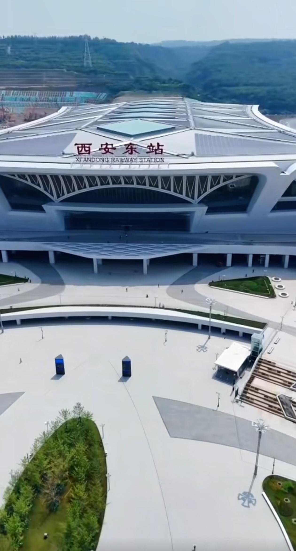 西安东站真正的繁华必然是在西渝高铁通车之后，时间大约在2027年底。届时，高铁新