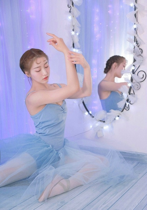 笑话：一老头摆摊卖大蒜。过来一老太太：“蒜怎么卖的呀？”   老头：“四块！”