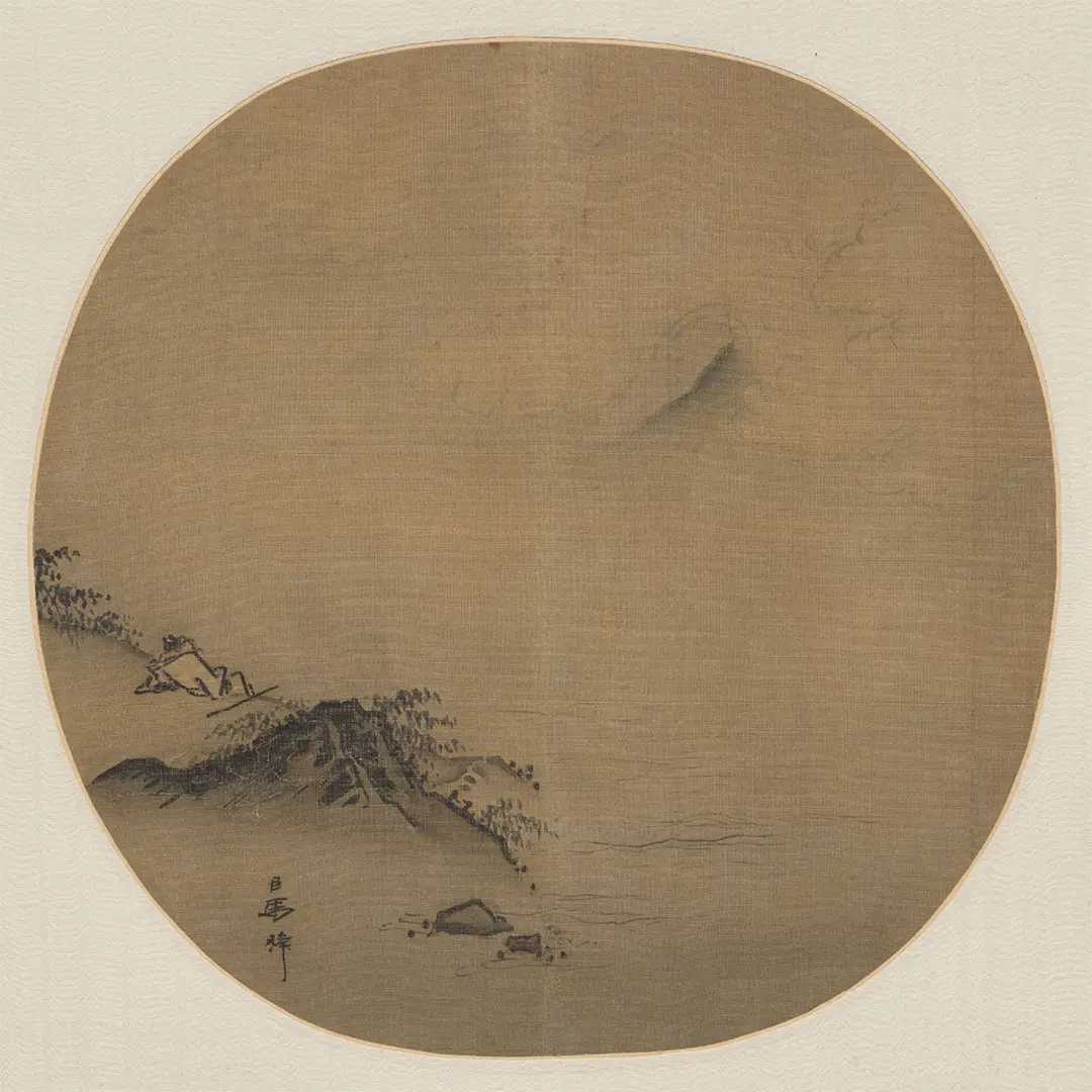 宋马麟《坐看云起图》扇面，构图空灵，仅以简笔勾勒远山、孤舟、坡石与一高士倚石而