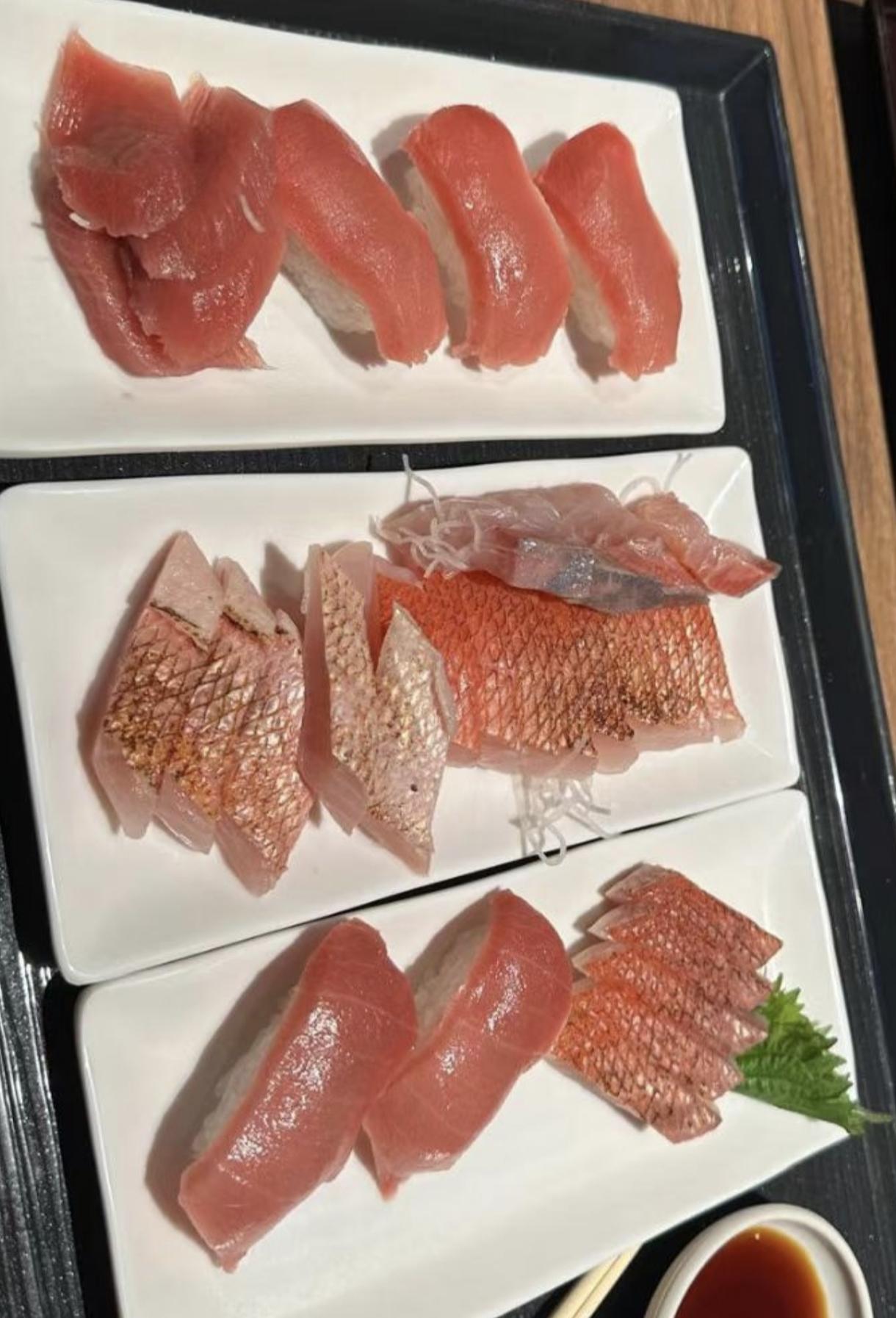 明明白切鸡是经过开水烫熟的，有些人就觉得不熟，不敢吃，去西餐厅吃牛排，厚切牛排里