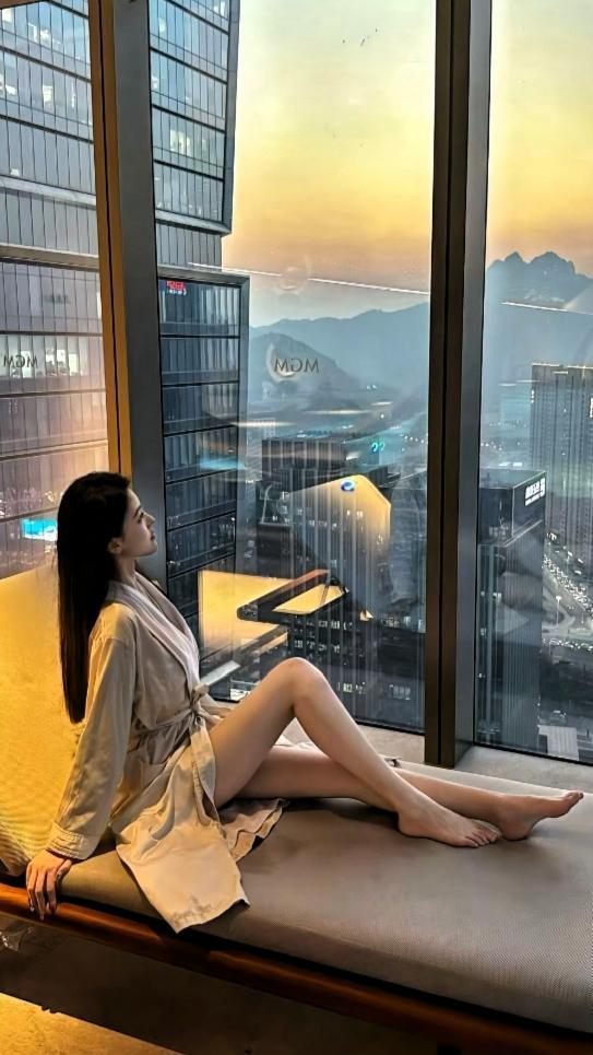 上联：一窗明月照归人下联：数颗亮星觅恋朋