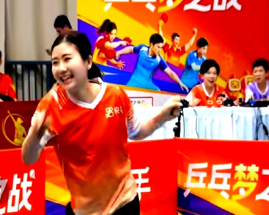 青岛那场表演赛，福原爱抢过麦喊了句“我赢陈梦了”，嗓子都劈了。底下观众愣了一秒