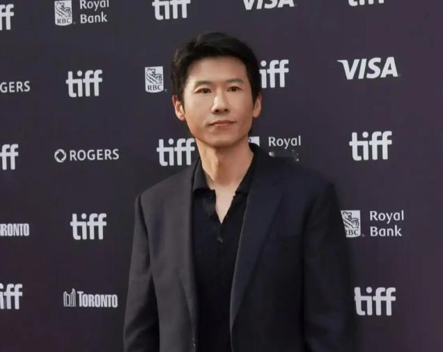 “拖拉机的颜值，法拉利的气质。” 网友这条评论说的是王骁在多伦多电影节上的表