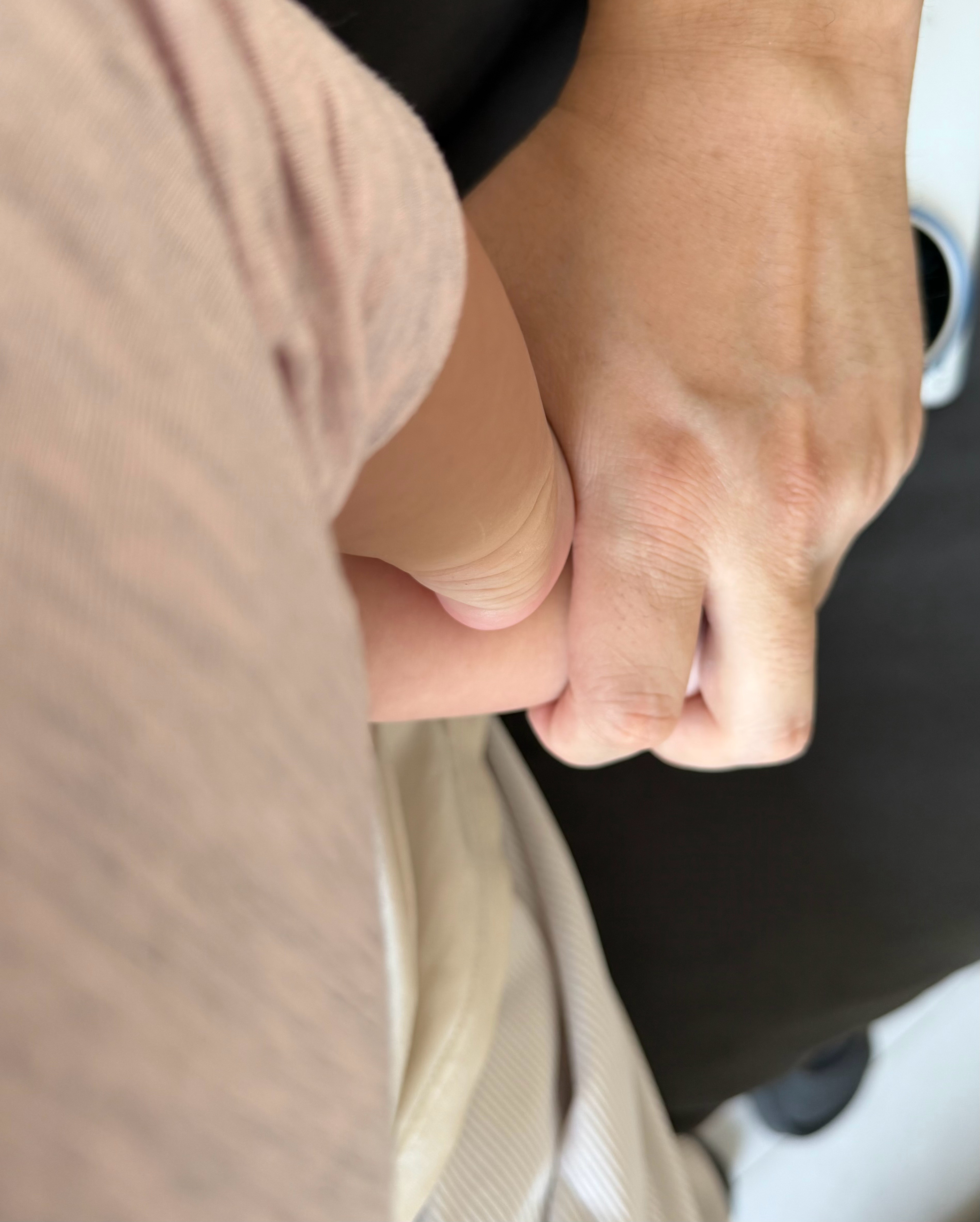 刚给小牙哄睡，看着挺可爱的，想着拍一张照片。咔嚓一下，闪光灯亮了，艹，直接给晃醒