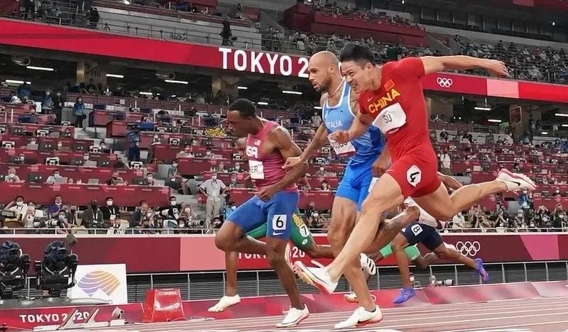 苏炳添的最后一届奥运，藏着比9秒83更狠的东西。1米72的身高像根被挤压的弹簧