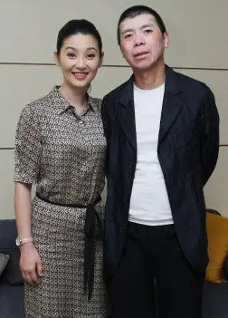 有一次，冯小刚和朋友喝得正欢，徐帆过来劝他：刚子，少喝点。谁知，冯小刚立马就给了