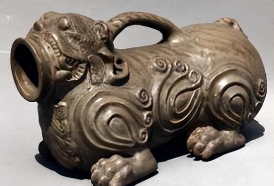 古代人是如何上厕所的，贵族和平民的卫生间差距有多大？根据现代研究，一个健康的成