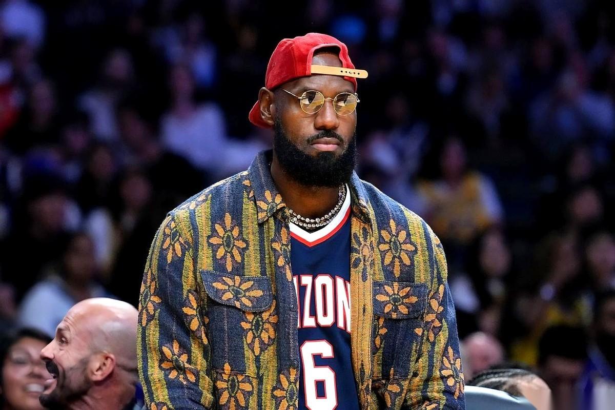 我跟你说个事儿，越想越不对劲。詹姆斯，一场没打。湖人，10胜4负。跟上赛季他