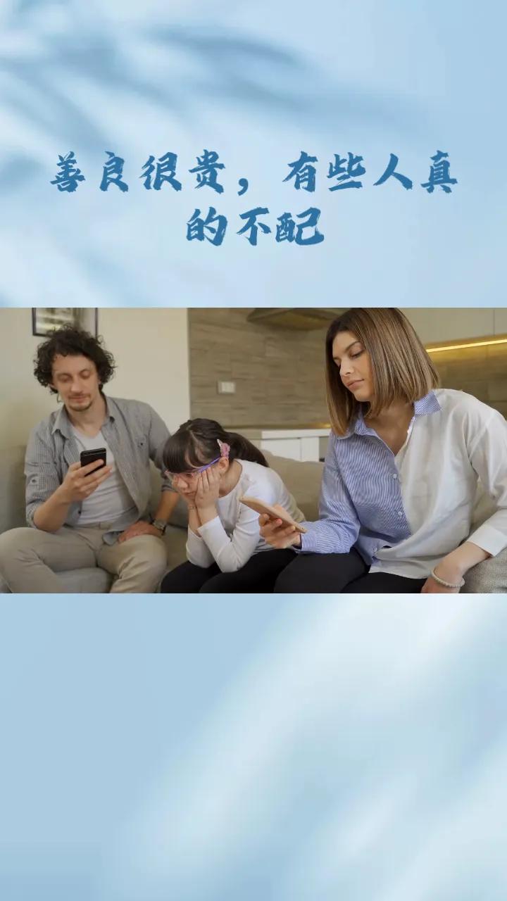 年轻时，我曾跟随过一位领导。这位老者平日里邋里邋遢，鼻毛肆意外露，口中脏话连