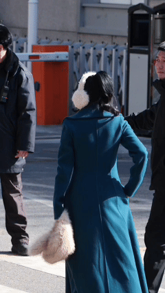 伊能静脸太紧致了真的服了伊能静的保养功底！春晚路透生图里，脸部紧致细腻，下颌线分