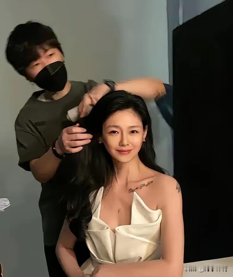 她把骨灰做成项链，他把豪宅住成债坑。爱和债务，是她留下的两份遗产。七条项链，