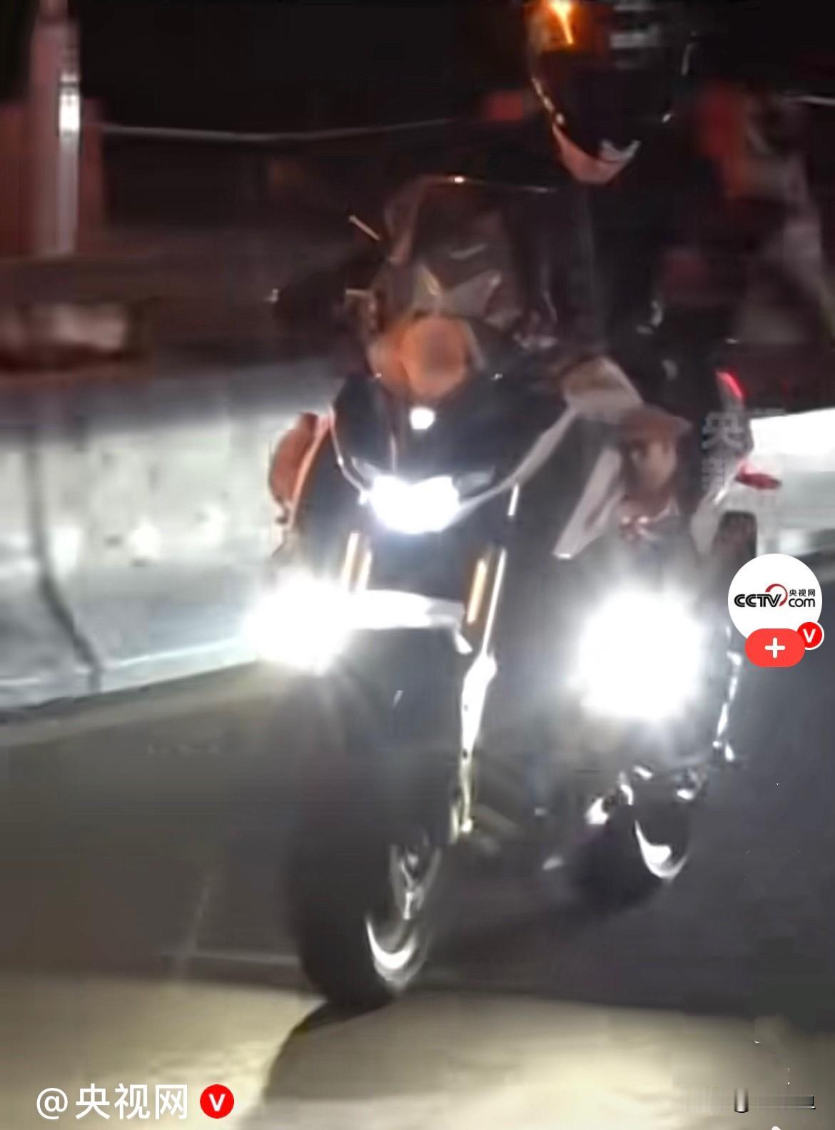 近日，北京街头交警执勤时拦下一位骑电动车的女士，发现她的电动车私自加装了强光射灯