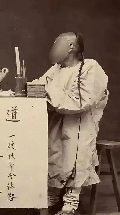 其实以前清朝的辫子是这样，电视剧里都给美化了​​​