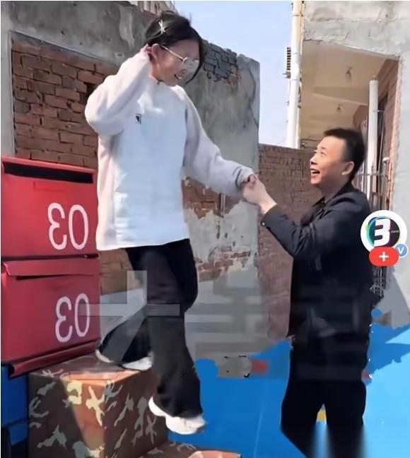 近日，河北一位校长，他让女学生站在楼梯阶上，说“你拽我上去”，女生自然拽不动，可