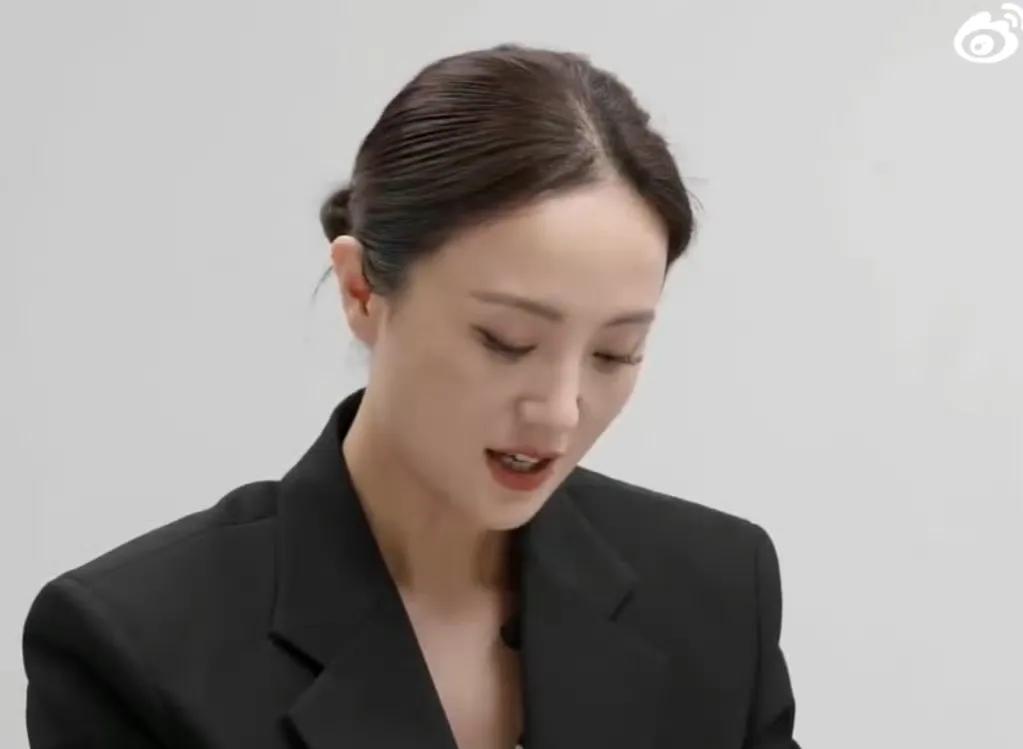 化妆和滤镜太恐怖了！朱媛媛一个月前的采访照，什么都看不出来，只看到她的光彩照人。