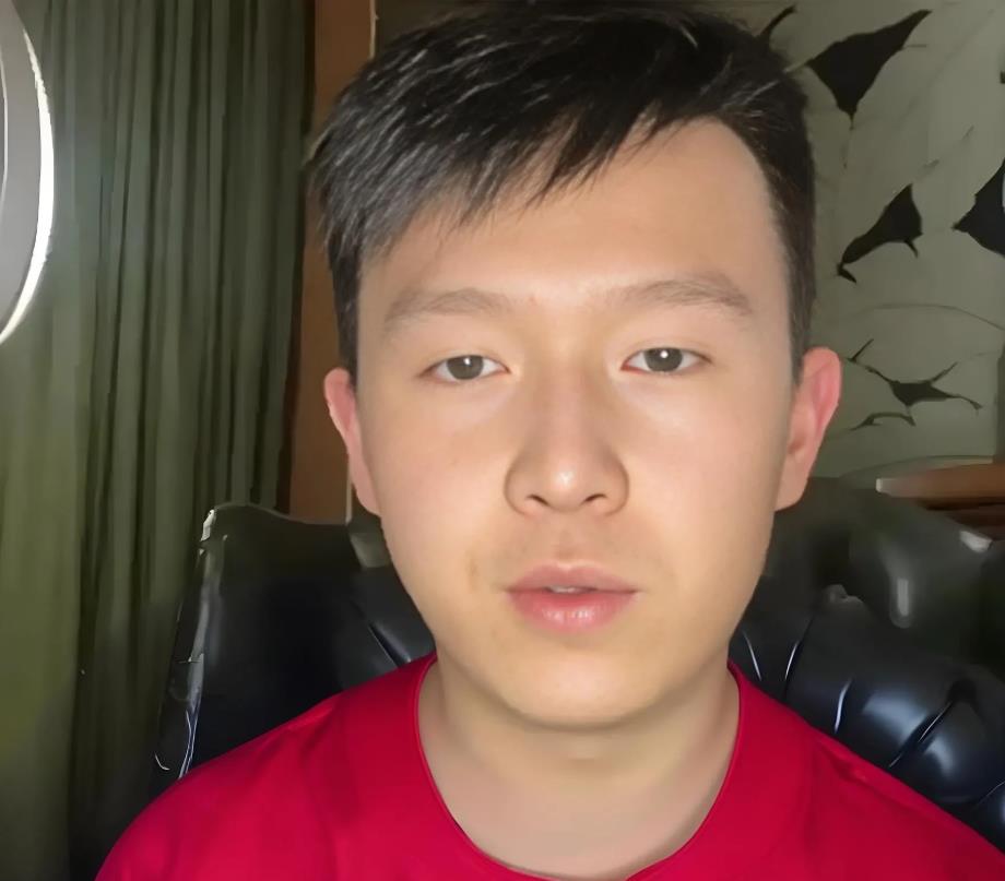 英如镝说：“关系好断，血缘难断！”巴图说：“我只管自家果园！”近日，英如镝