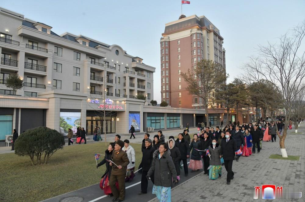 朝鲜平壤新建成一批住宅区，授予海外作战烈士遗属。