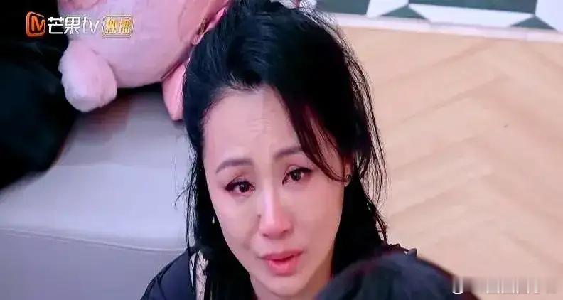曹颖的胃癌病情现在怎么样了曹颖查出胃癌后那句“我走了谁像亲妈一样疼儿子”，扎了