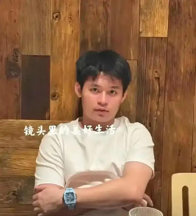 不用遮，是我送的。19岁林诗栋手腕上那块20万的表，教练李蒙，直接替他把闲话顶了