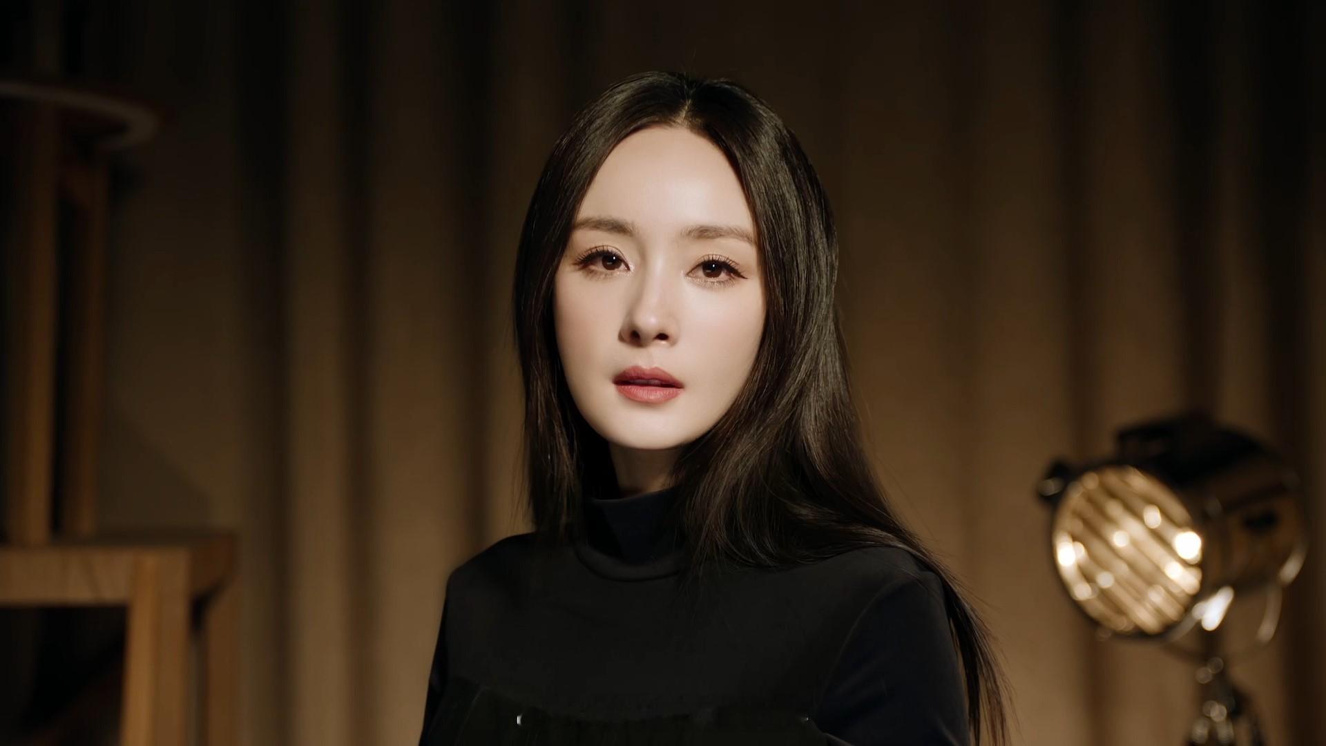 杨幂半成品广告成了前几日的“半成品广告”成功勾起了大家的好奇心，今日正式揭晓！
