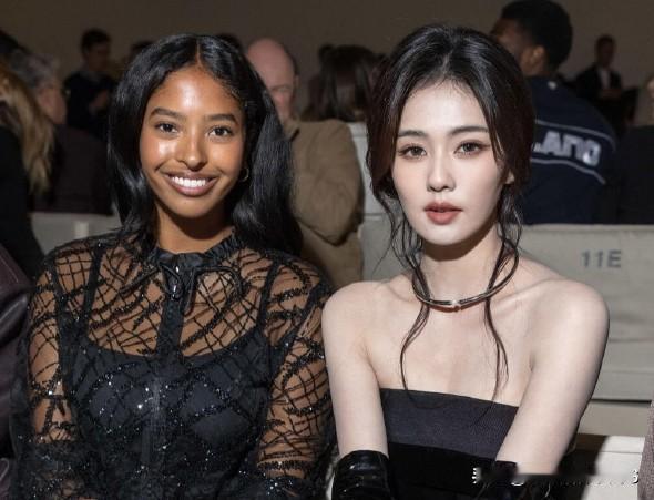 白鹿气质出尘科比大女儿娜塔莉亚确实继承了父亲的优质基因，两人同框简直是双倍瞩