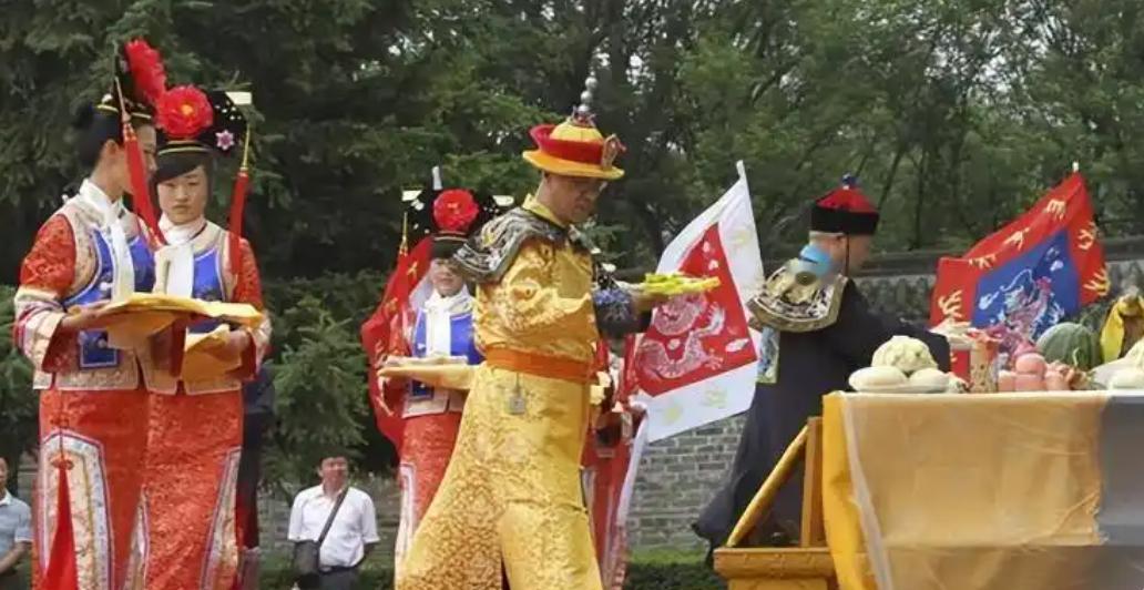 乾隆七世孙,穿龙袍祭祖,家里金碧辉煌。仔细看他的长相,跟历史书上的清朝皇帝画像确