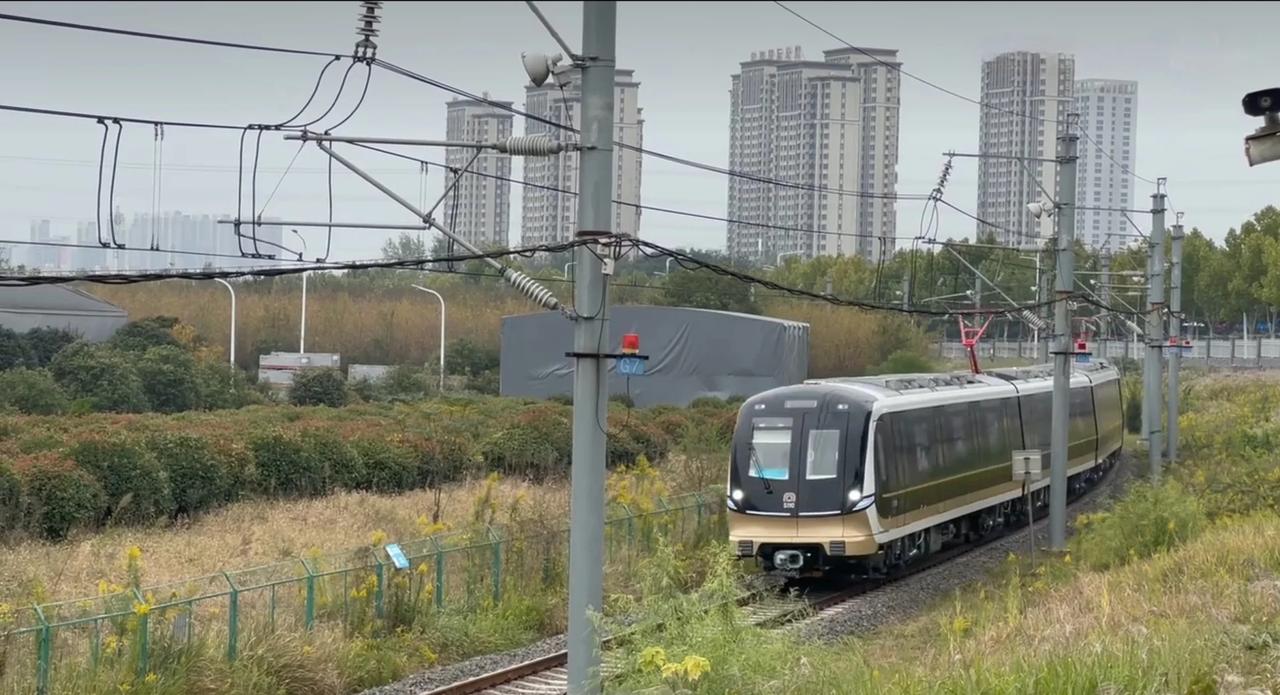 合肥地铁S110列车正在合肥中车试车热滑。合肥地铁S1线预计2026年开通运营