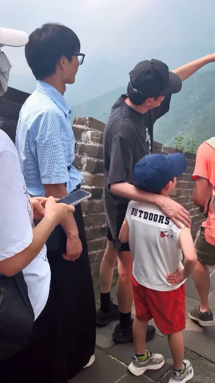 偶遇冯绍峰带儿子爬长城冯绍峰带儿子爬长城那这个游玩项目很丰富了