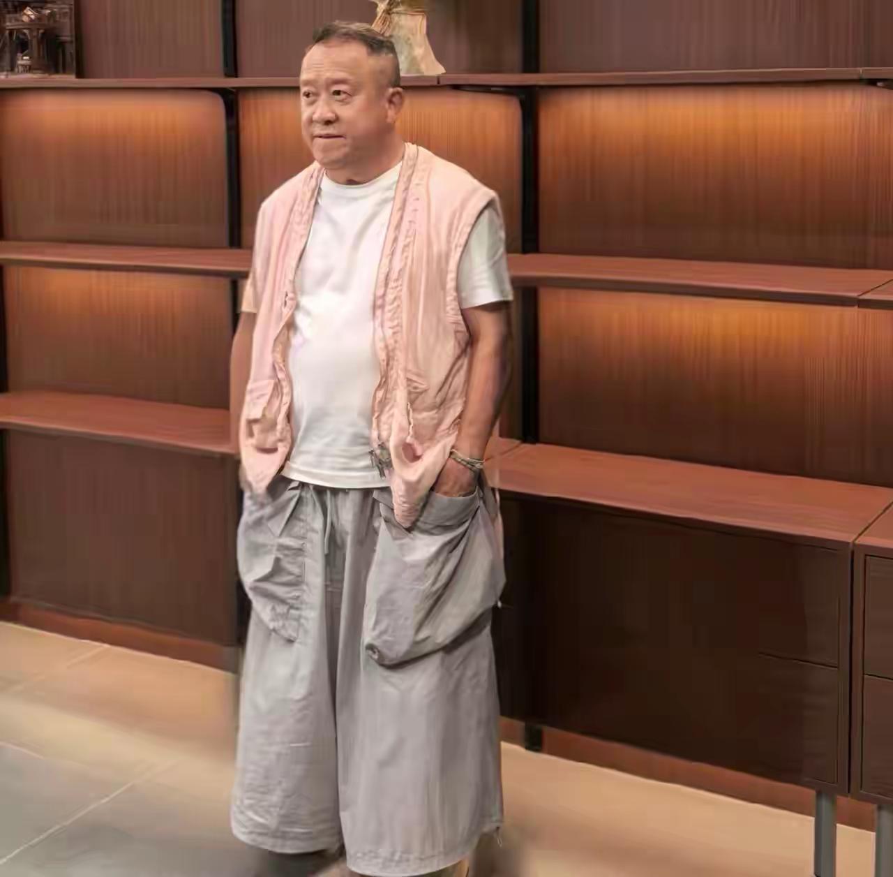 最佩服他，不靠颜值，不靠身高，照样在香港娱乐圈混得风生水起，火的一塌糊涂，这才是
