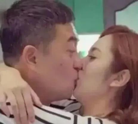 听说张嘉益与王晓晨主演《体育老师》时，两人有100场吻戏，王晓晨曾调侃说：“张嘉